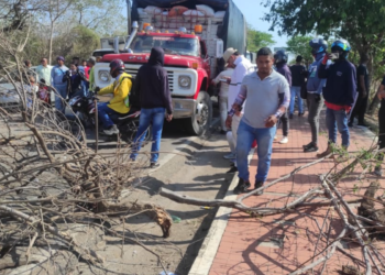 Continúa el bloqueo en San Juan del Cesar en protesta por suspensión de energía