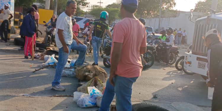 Habitantes de Belen Curiel Bloquean la Troncal del Caribe frente a las ...