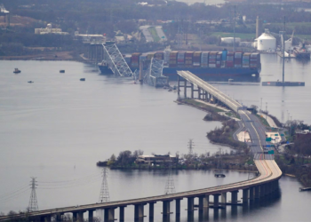 Puente Francis Scott Key se derrumba tras choque de un barco carguero en EE. UU.