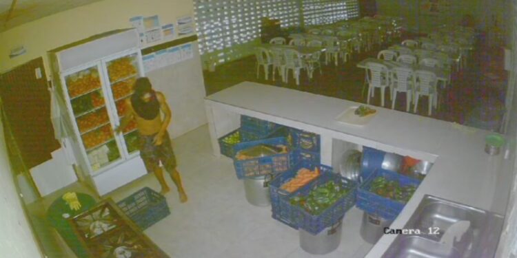 Delincuente quedó grabado hurtándose los alimentos del PAE en la IE El Gool en Villanueva