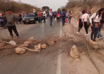 Bloqueada la vía Papayal hacia Hatonuevo