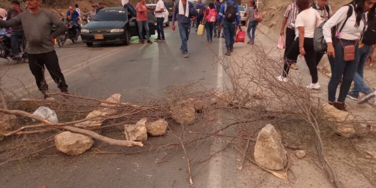 Bloqueada la vía Papayal hacia Hatonuevo