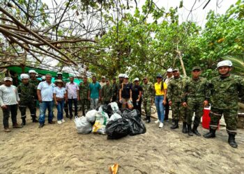 Ejército Nacional participa en jornada de limpieza de playas en Dibulla