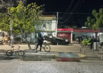 Accidente en la calle ancha deja heridos leves y vecinos del sector sin electricidad