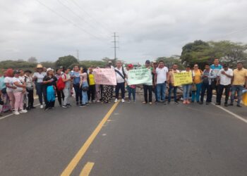 Docentes bloquean la vía Maicao – Riohacha en el km 69