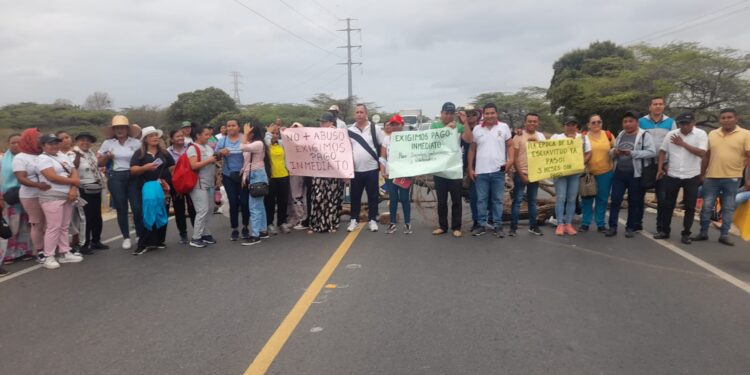 Docentes bloquean la vía Maicao – Riohacha en el km 69