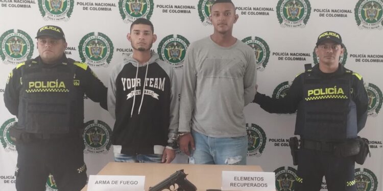 Capturados en flagrancia dos sujetos tras cometer hurto