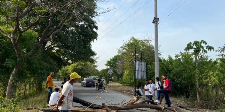 Estudiantes de la IE Adolfo Mindiola Robles de Las Flores protestan por falta de transporte escolar