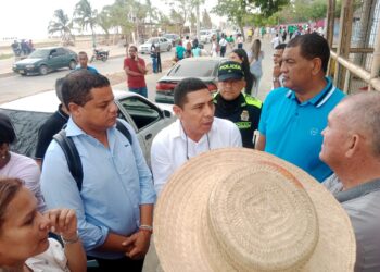 Alcalde de Riohacha y la gerente de Esepgua dialogan con comunidad que bloquea el puente del Riíto en Riohacha