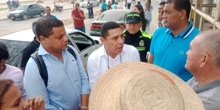 Alcalde de Riohacha y la gerente de Esepgua dialogan con comunidad que bloquea el puente del Riíto en Riohacha