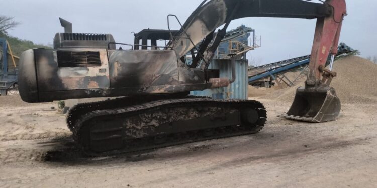 Hombres armados incineran maquinaria que es usada en la pavimentación de la vía La Florida – Cuestecita