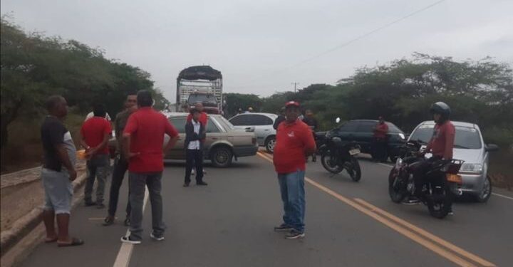 Transportadores del centro y norte de La Guajira bloquean la vía Albania- Maicao por la ola de inseguridad   