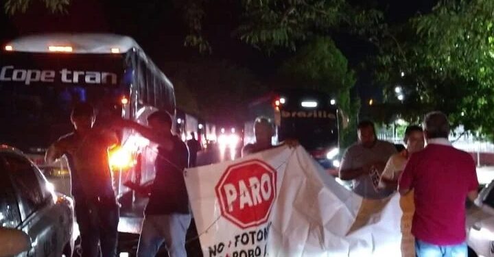 Transportadores y comunidades bloquean cinco puntos del Cesar en protesta contra las fotomultas