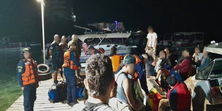 Armada de Colombia rescata 19 migrantes irregulares