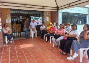 Docentes de la zona rural de Maicao realizan plantón en la entrada de la Alcaldía municipal