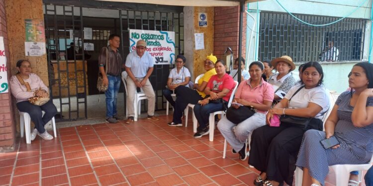 Docentes de la zona rural de Maicao realizan plantón en la entrada de la Alcaldía municipal