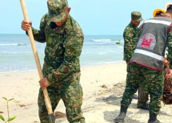 Soldados del Ejército participaron en la recolección de 2.000 kilos de residuos en las costas de Riohacha