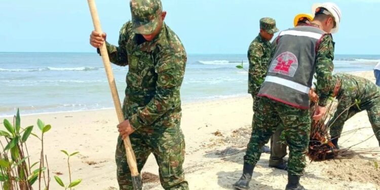 Soldados del Ejército participaron en la recolección de 2.000 kilos de residuos en las costas de Riohacha