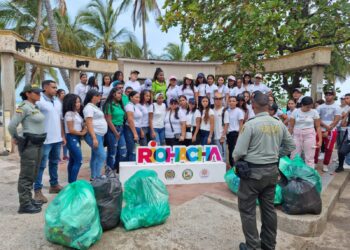 Realizan jornada de aseo y sensibilización sobre el medioambiente en la Avenida La Marina de Riohacha