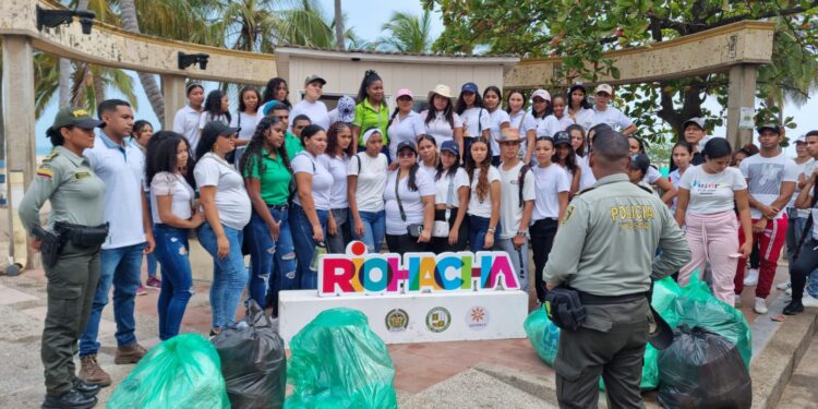 Realizan jornada de aseo y sensibilización sobre el medioambiente en la Avenida La Marina de Riohacha