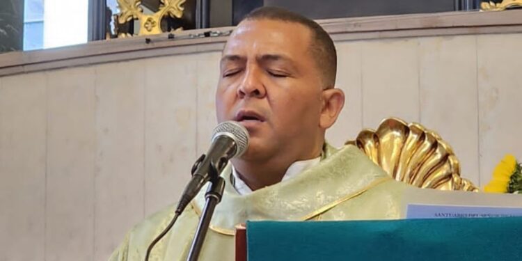 En la parroquia Nuestra Señora del Carmen de Maicao celebra 25 años de vida sacerdotal el padre Jefferson Ariza