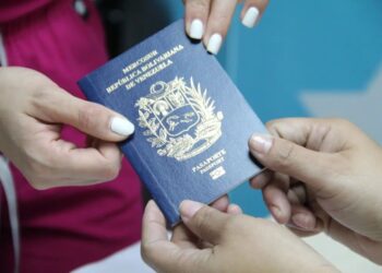 Cancillería reversa la exigencia del pasaporte vigente para los migrantes venezolanos en Colombia