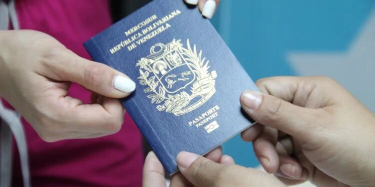 Cancillería reversa la exigencia del pasaporte vigente para los migrantes venezolanos en Colombia