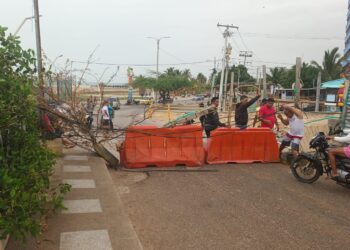 Comunidad del barrio Villa Fátima protesta en el puente del Riíto en Riohacha