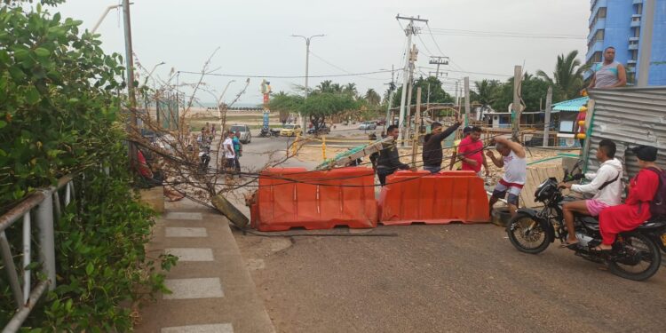 Comunidad del barrio Villa Fátima protesta en el puente del Riíto en Riohacha