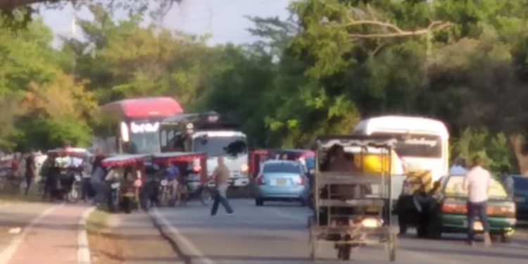 Bloqueada la vía entre el corregimiento de Papayal y Hatonuevo