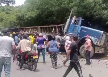 Tractomula se quedó sin frenos y chocó con un barranco llegando al corregimiento de Cuestecita