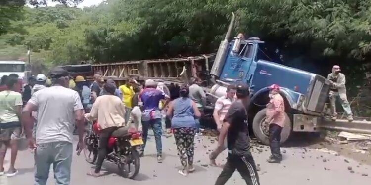 Tractomula se quedó sin frenos y chocó con un barranco llegando al corregimiento de Cuestecita