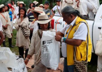 Entregan ayuda humanitaria a población wiwa confinada en estribaciones de la Sierra Nevada de Santa
