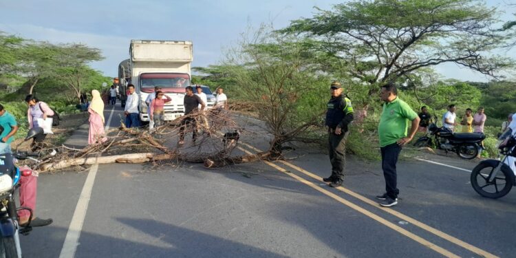 Levantan bloqueo en la vía Riohacha – Maicao tras acuerdos de la comunidad y el Icbf
