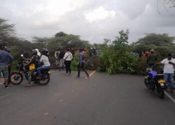 Habitantes del barrio Caribe Sol en Paraguachón bloquean la Troncal del Caribe