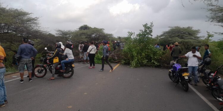 Habitantes del barrio Caribe Sol en Paraguachón bloquean la Troncal del Caribe