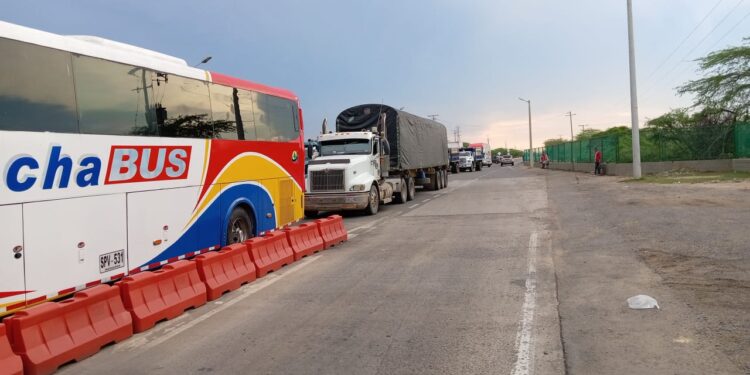 Levantan bloqueo en la vía Riohacha – Maicao tras acuerdos de la comunidad y el Icbf