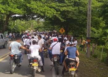 Paro cívico en la Troncal del Caribe tiene al comercio cerrado y el transporte paralizado en la vía Santa Marta – La Guajira