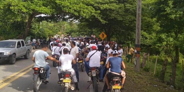 Paro cívico en la Troncal del Caribe tiene al comercio cerrado y el transporte paralizado en la vía Santa Marta – La Guajira