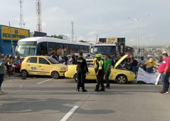 Taxistas protagonizan jornada de paro y bloqueos en Barranquilla y su área metropolitana