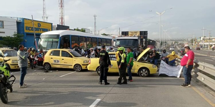 Taxistas protagonizan jornada de paro y bloqueos en Barranquilla y su área metropolitana