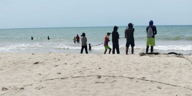 Denuncian práctica de pesca indiscriminada en playas de Riohacha