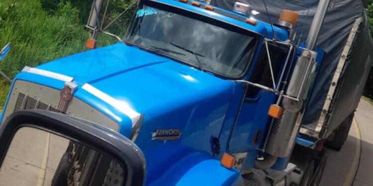 Hombres en moto dispararon contra una tractomula cargada de carbón en zona rural de Dibulla