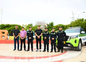 Alcaldía de Barrancas entregó vehículo para fortalecer operatividad de la Policía Nacional