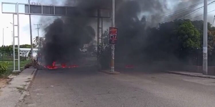 Vecinos del barrio Nazaret de Riohacha bloquean la avenida aeropuerto por falta de electricidad