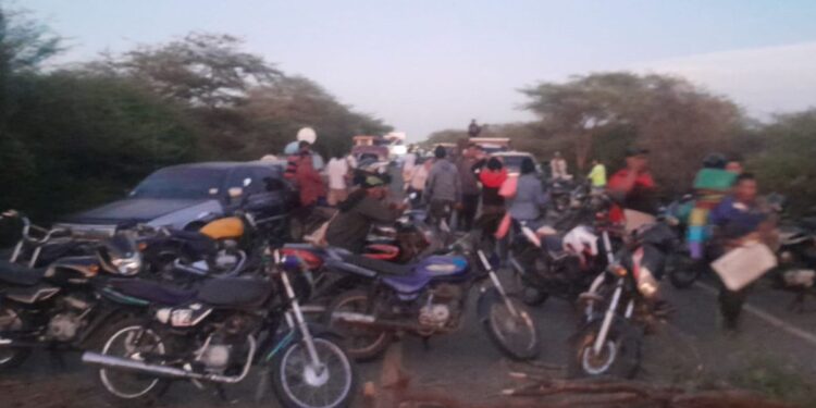 Continua bloqueo en la vía Maicao – Paraguachón por problemas de energía con la comunidad Caribe Sol