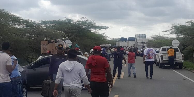 Por más de 24 horas se mantiene bloqueada la vía Maicao – Paraguachón por falta de energía