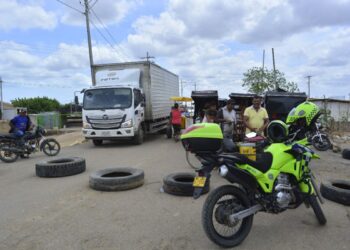 Habitantes de Uribia salieron a protestar bloqueando las vías por fluctuaciones eléctricas