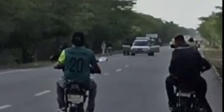 Tres sujetos armados atracaron un vehículo en la vía Maicao – Paraguachón