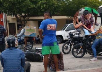 Mujer resultó lesionada en un accidente de tránsito de moto en el centro de Riohacha